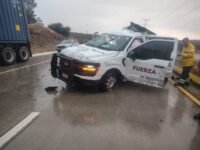 Patrulla de FESC choca contra tráiler en la carretera Tecate-Mexicali; reportan dos personas graves