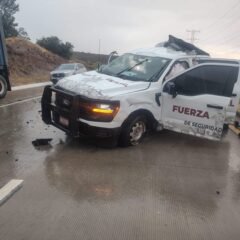 Patrulla de FESC choca contra tráiler en la carretera Tecate-Mexicali; reportan dos personas graves