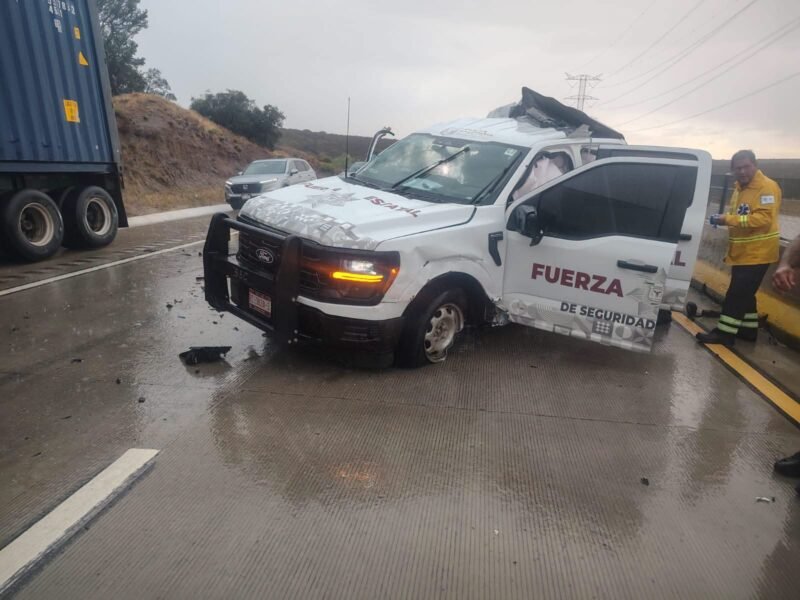 Patrulla de FESC choca contra tráiler en la carretera Tecate-Mexicali; reportan dos personas graves