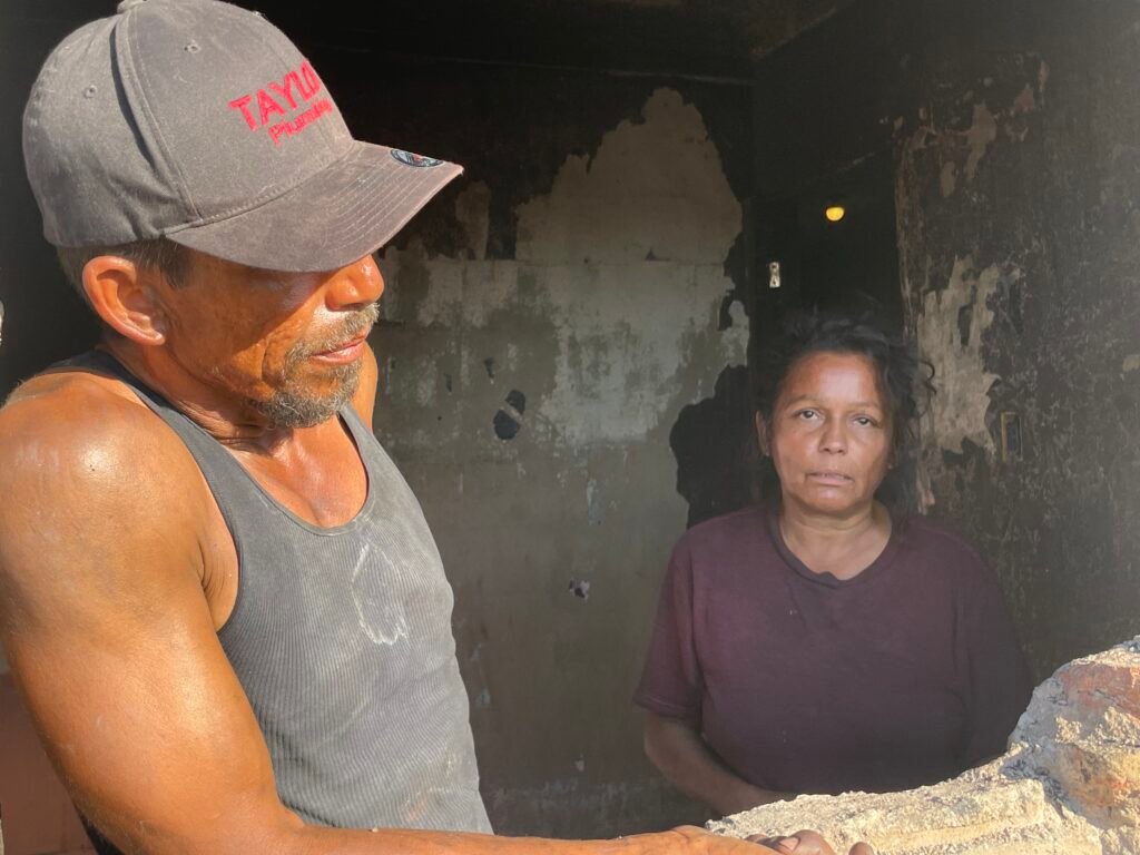 Reconstruyen su hogar en Valle del Progreso con apoyo de vecinos y ciudadanos solidarios