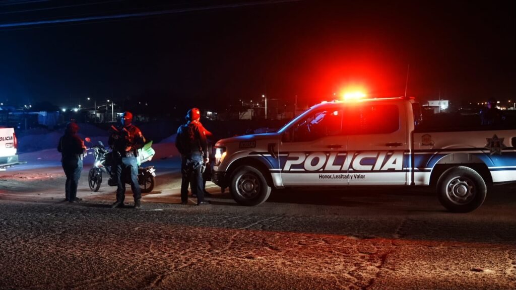 Utilizan presunta patrulla municipal para robo con violencia; tres encapuchados armados amenazan a padre e hijo