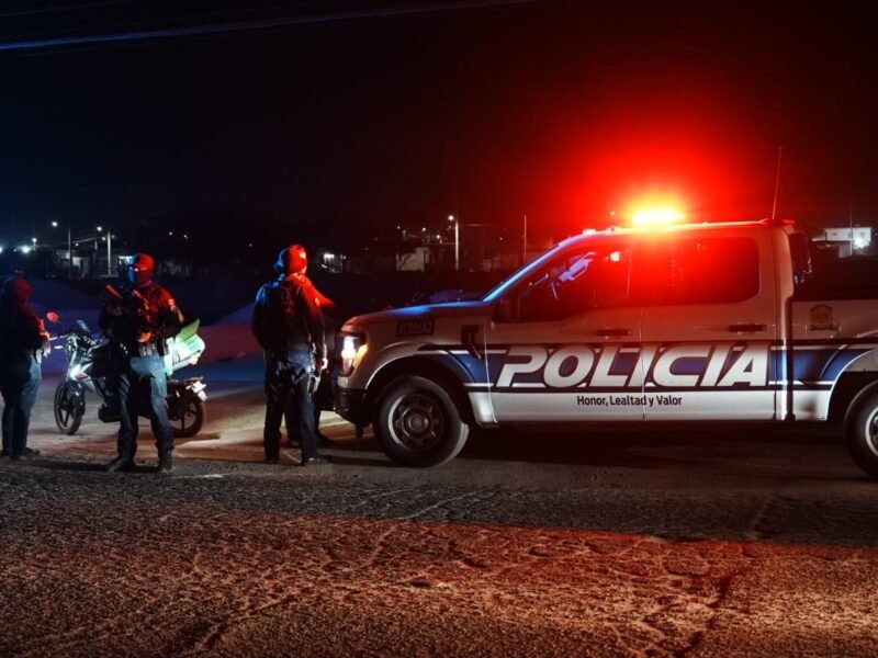 Utilizan presunta patrulla municipal para robo con violencia; tres encapuchados armados amenazan a padre e hijo