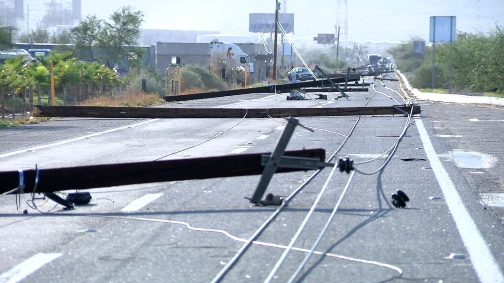 Fue el viento, no la CFE”; atribuyen caída de postes en La Progreso a tromba del fin de semana