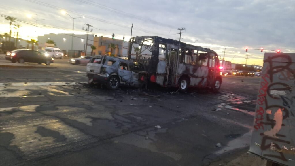 Choque e incendio deja a conductor calcinado en carretera a San Felipe