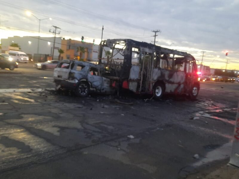 Choque e incendio deja a conductor calcinado en carretera a San Felipe
