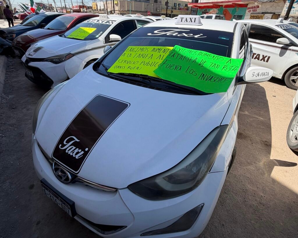 Taxistas exigen aumento de cinco pesos a la tarifa de ruta