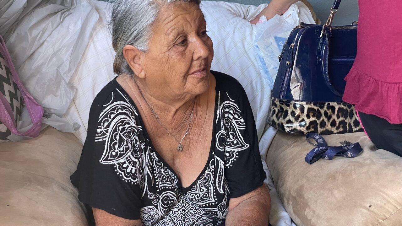 Entre cenizas y escombros, abuelita junto a su nieta buscan volver a empezar tras perderlo todo