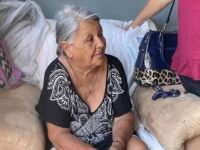Entre cenizas y escombros, abuelita junto a su nieta buscan volver a empezar tras perderlo todo
