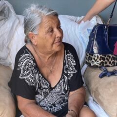 Entre cenizas y escombros, abuelita junto a su nieta buscan volver a empezar tras perderlo todo