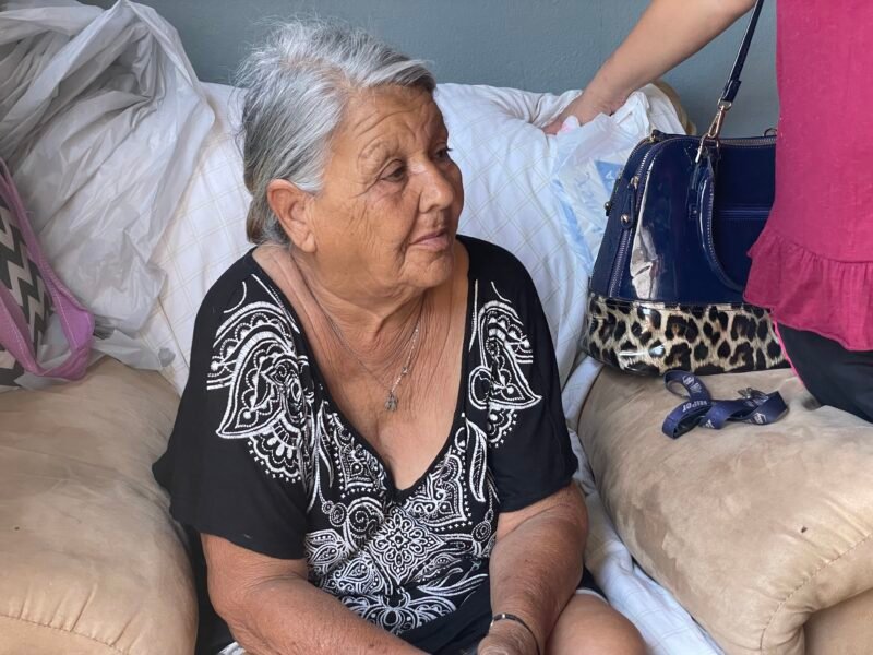 Entre cenizas y escombros, abuelita junto a su nieta buscan volver a empezar tras perderlo todo
