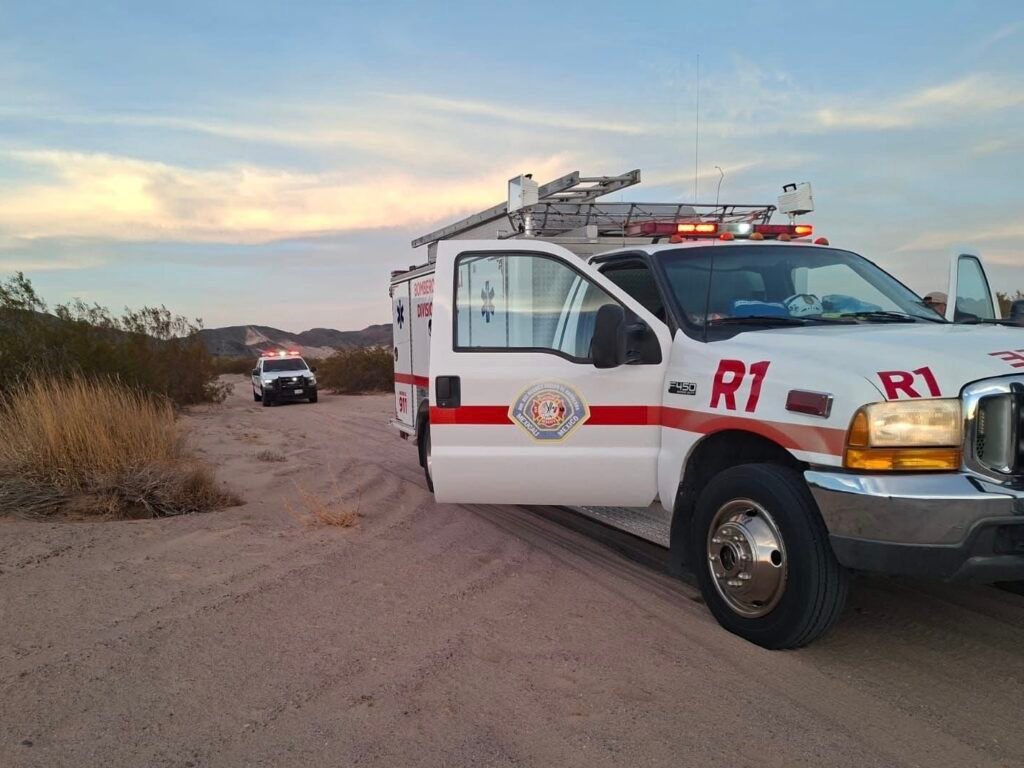 Rescatan a tres personas extraviadas y deshidratadas en zona desértica de San Felipe