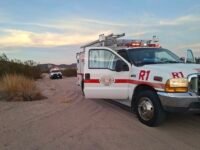 Rescatan a tres personas extraviadas y deshidratadas en zona desértica de San Felipe