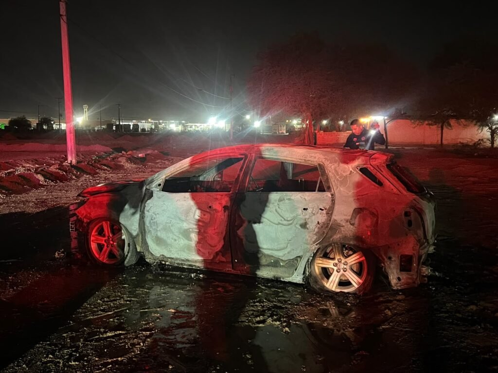 Localizan cuerpo calcinado dentro de vehículo incendiado en Pórticos del Valle
