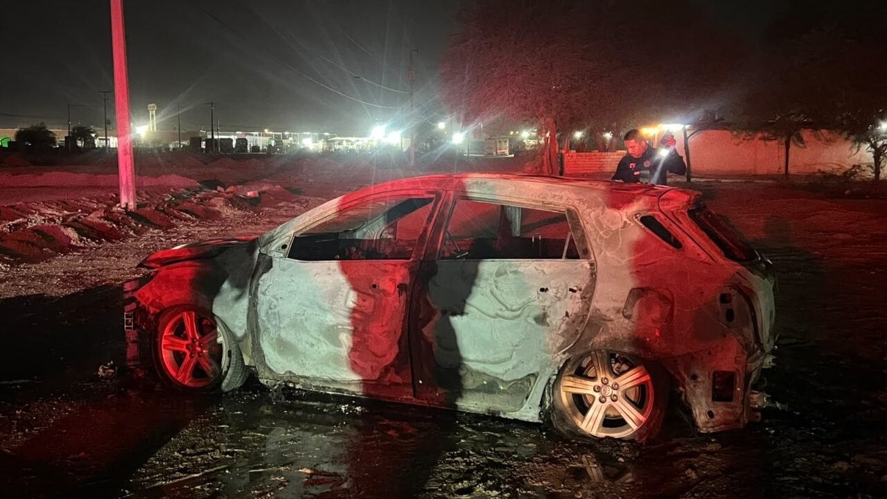 Localizan cuerpo calcinado dentro de vehículo incendiado en Pórticos del Valle