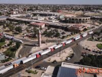 Transportistas mantienen manifestación en Centro Cívico de Mexicali