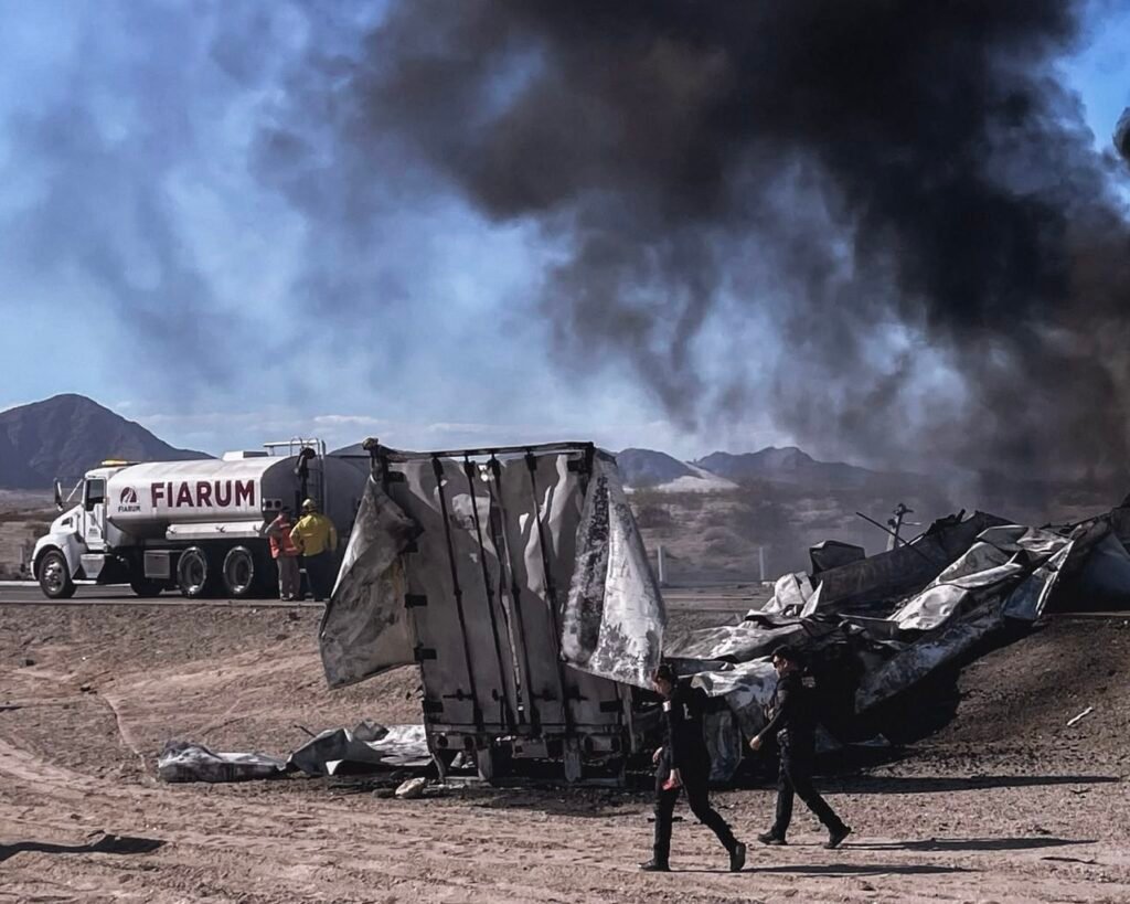 Dos conductores mueren calcinados tras choque frontal de tráileres en la Mexicali-Tijuana