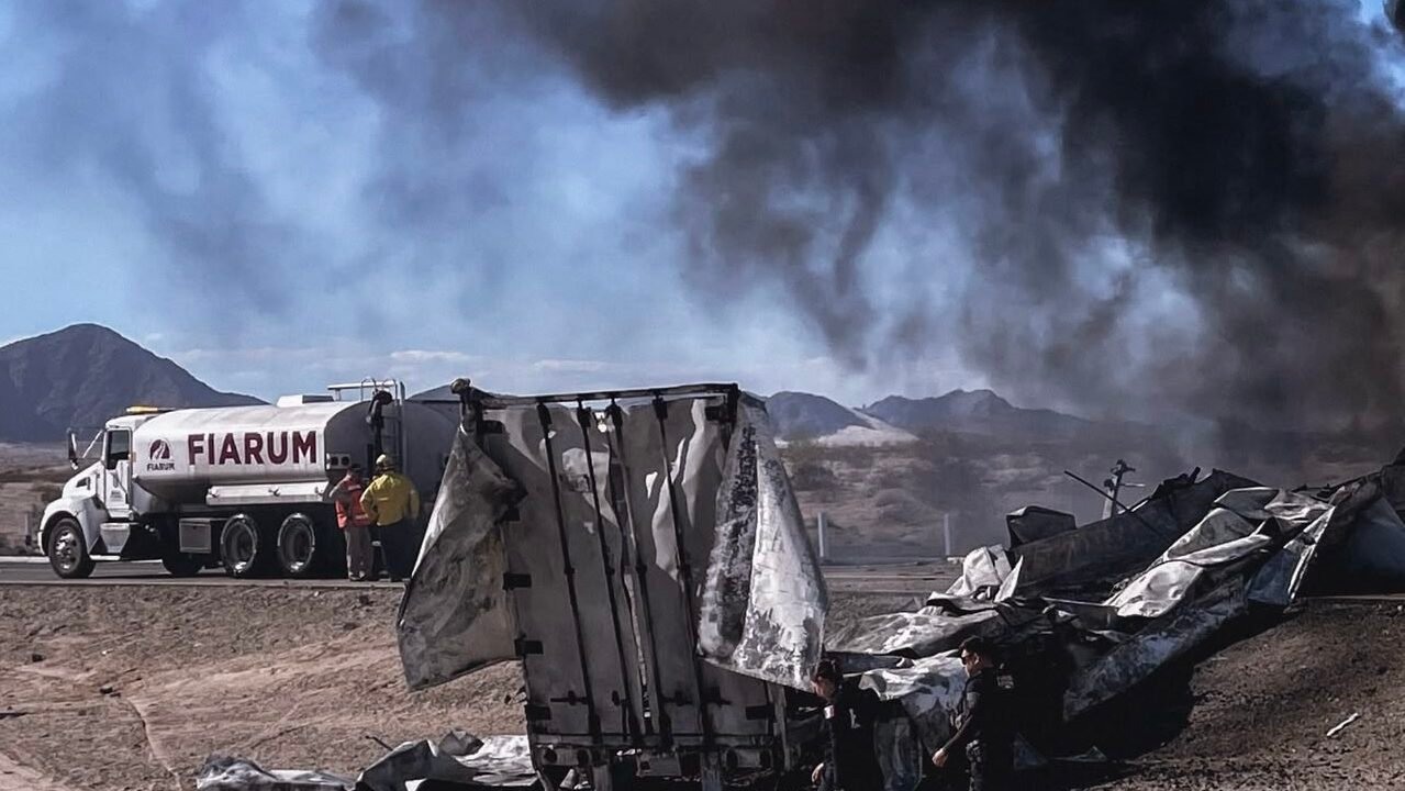 Dos conductores mueren calcinados tras choque frontal de tráileres en la Mexicali-Tijuana