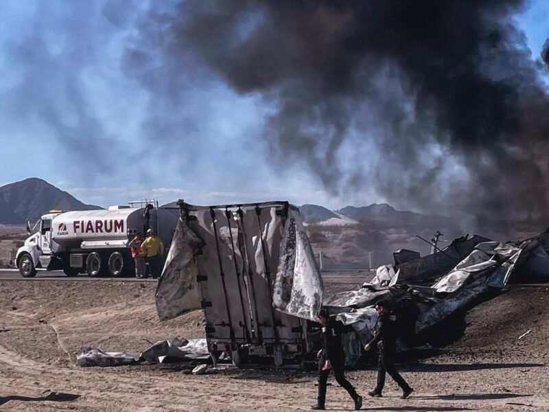 Dos conductores mueren calcinados tras choque frontal de tráileres en la Mexicali-Tijuana