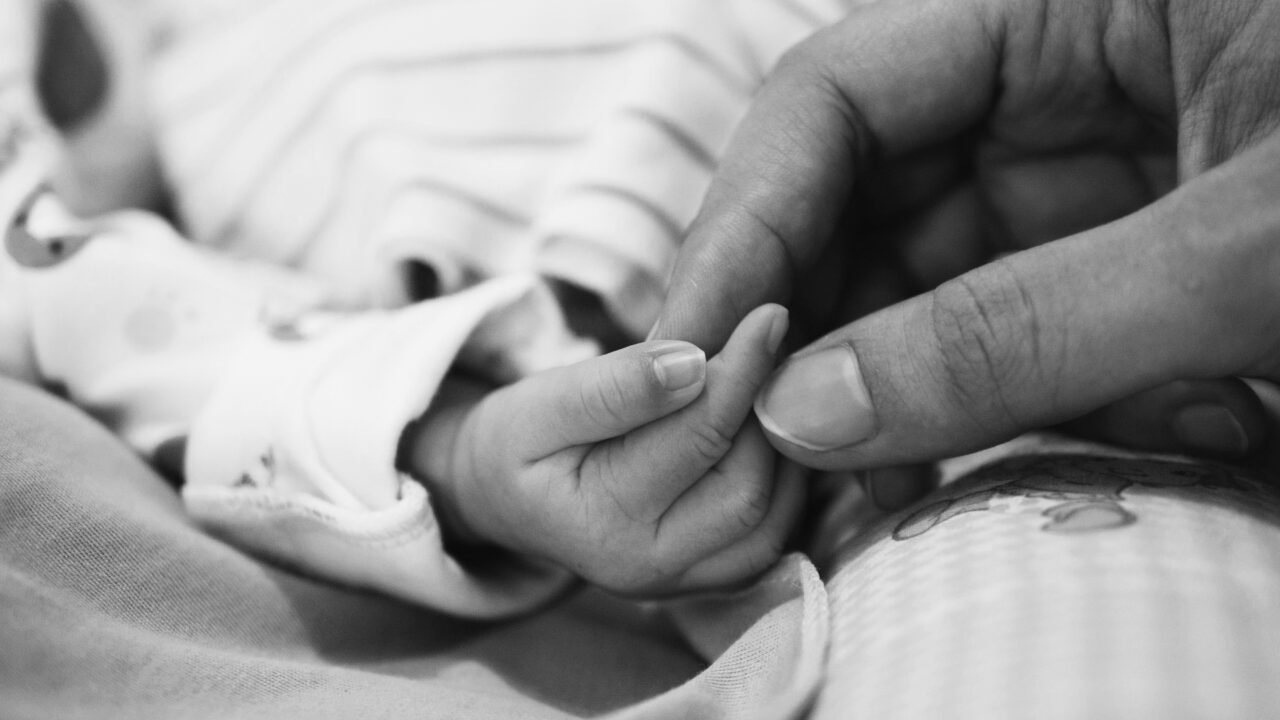 Bebé de dos meses sufría desnutrición, fracturas y maltrato; investigan a sus padres por homicidio