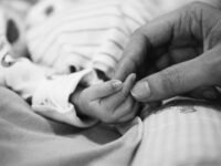 Bebé de dos meses sufría desnutrición, fracturas y maltrato; investigan a sus padres por homicidio