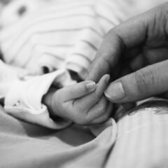 Bebé de dos meses sufría desnutrición, fracturas y maltrato; investigan a sus padres por homicidio