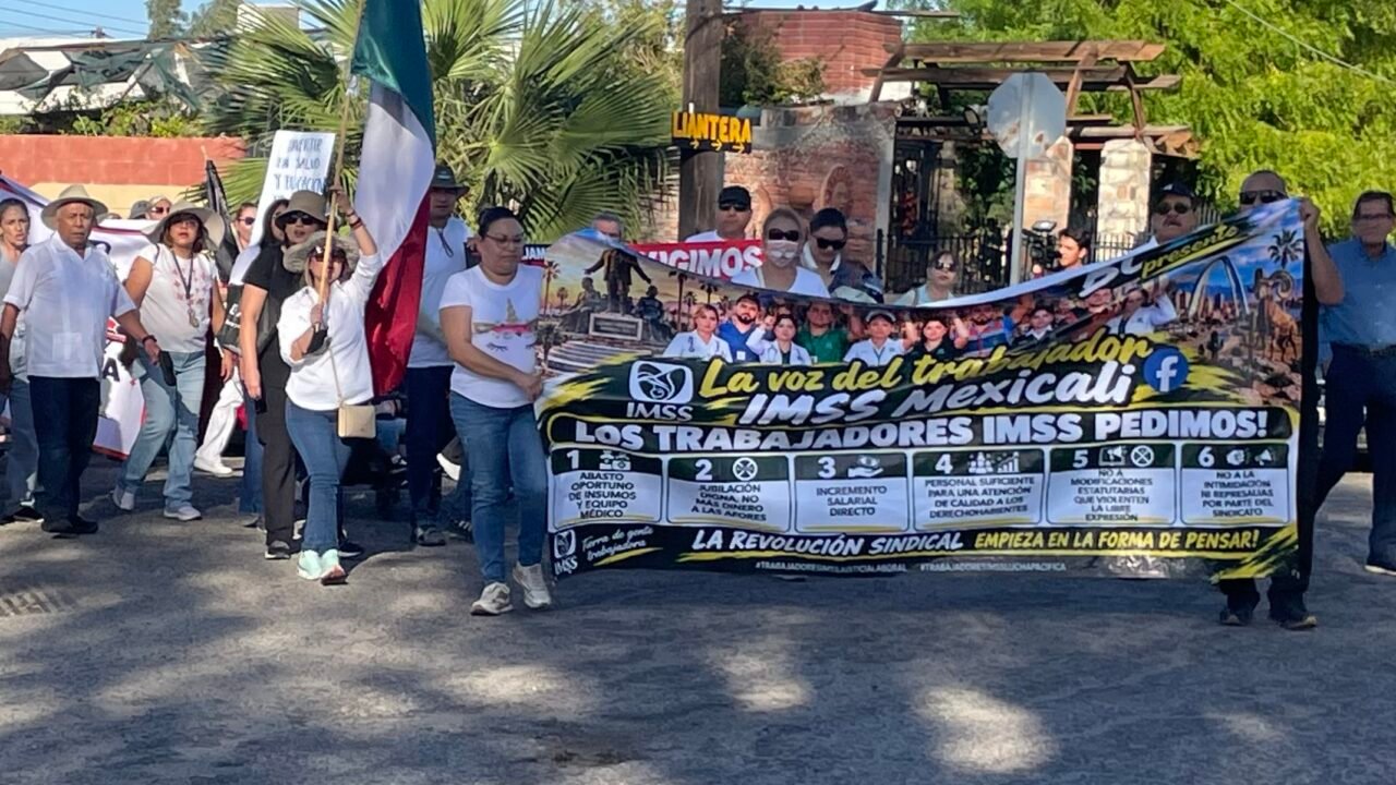 Entre música y reclamos, trabajadores del IMSS cuestionan a sus líderes sindicales en Mexicali