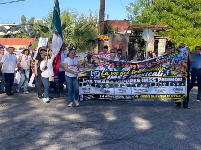 Entre música y reclamos, trabajadores del IMSS cuestionan a sus líderes sindicales en Mexicali