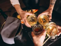 Cuestionan impulso a la venta de alcohol en cines mientras Mexicali enfrenta riesgos por su consumo
