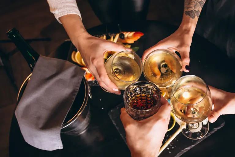 Cuestionan impulso a la venta de alcohol en cines mientras Mexicali enfrenta riesgos por su consumo