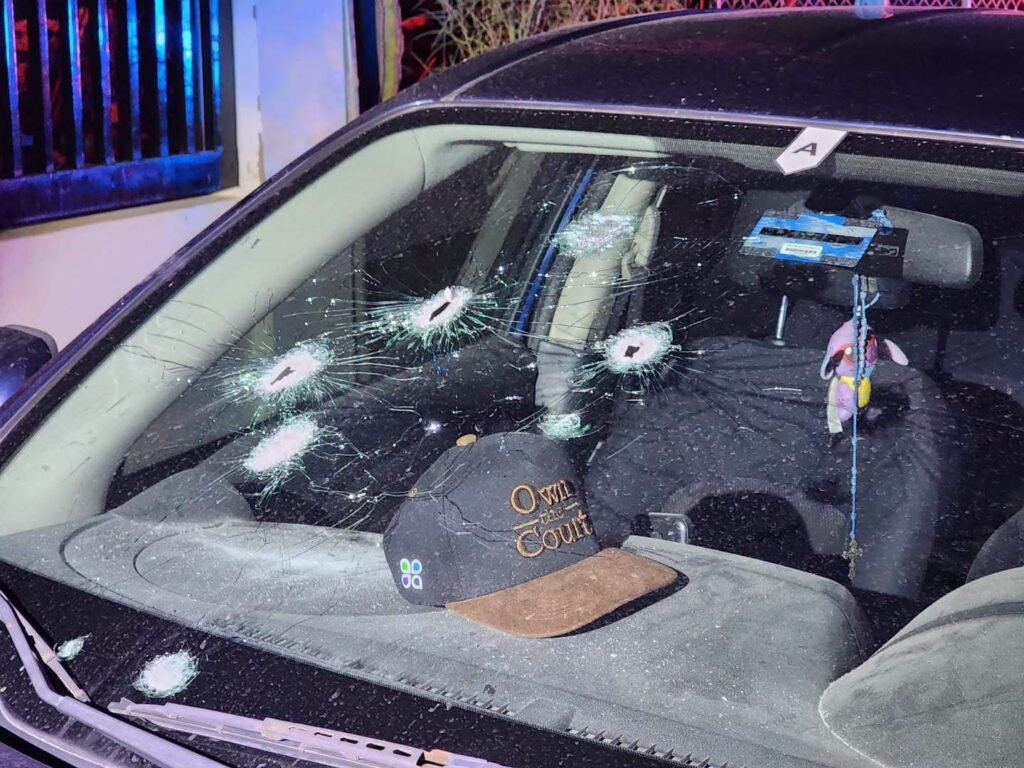 Fiscalía investiga posible confusión en ataque armado contra recién casados en San Felipe; agresores rafaguearon vehículo, víctimas lograron sobrevivir