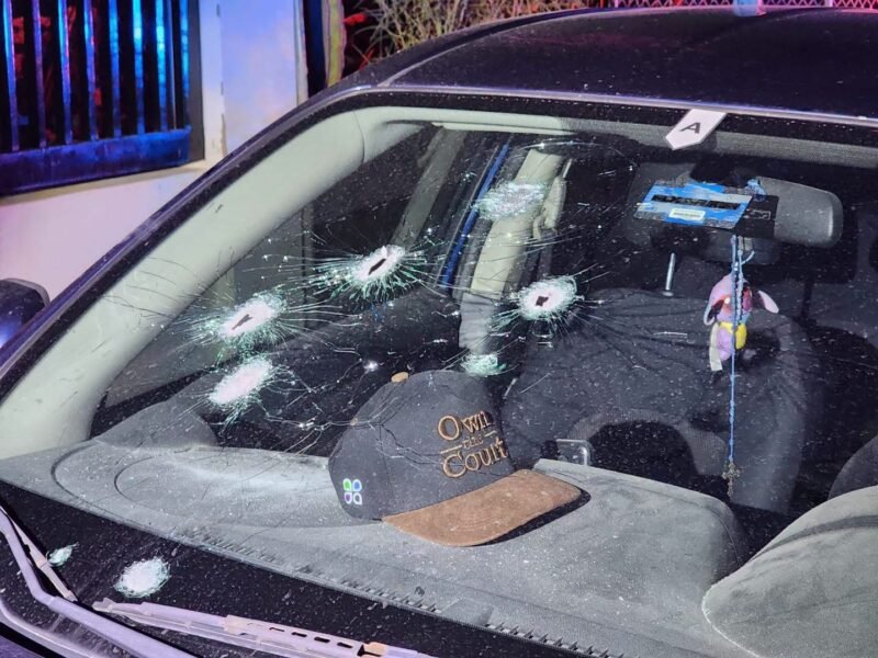 Fiscalía investiga posible confusión en ataque armado contra recién casados en San Felipe; agresores rafaguearon vehículo, víctimas lograron sobrevivir