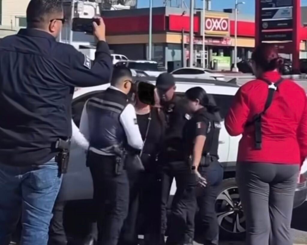 Mujer atropella a agente de tránsito al intentar meterse a la fila Sentri en Mexicali
