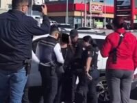 Mujer atropella a agente de tránsito al intentar meterse a la fila Sentri en Mexicali
