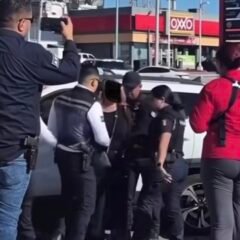 Mujer atropella a agente de tránsito al intentar meterse a la fila Sentri en Mexicali