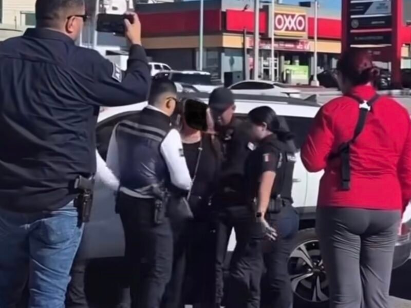Mujer atropella a agente de tránsito al intentar meterse a la fila Sentri en Mexicali