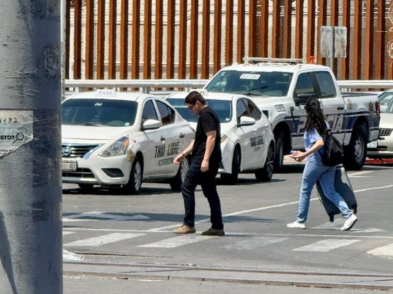 Persiste operación irregular de taxis en la Garita Centro; acusan omisión de autoridades